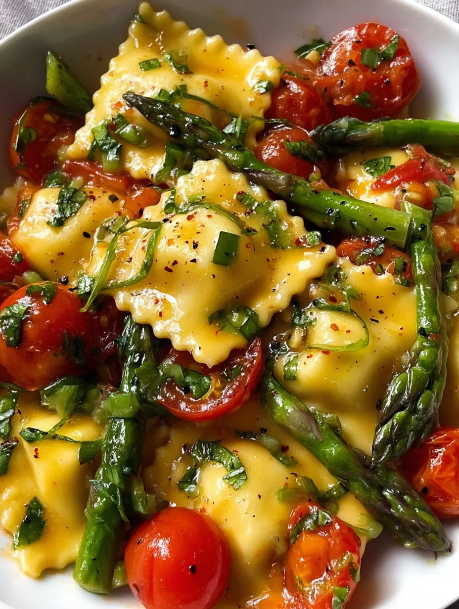 Ein Teller Pasta mit Tomaten und Spargel.