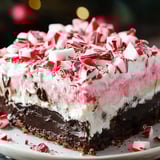Ein Kuchenstück mit weißen und roten Streifen.
