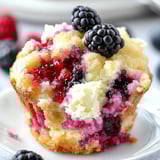 Ein Muffin mit Beeren und Käsefüllung.