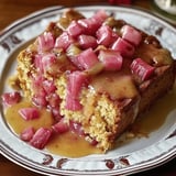 Rhabarberkuchen mit Buttersoße