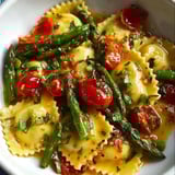 Eine Schüssel Pasta mit Tomaten und grünen Bohnen.