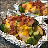 Abendessen mit Hähnchen, Bacon und Brokkoli in Folie.