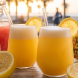 Drei Gläser Limonade stehen gemeinsam auf einem Tisch.
