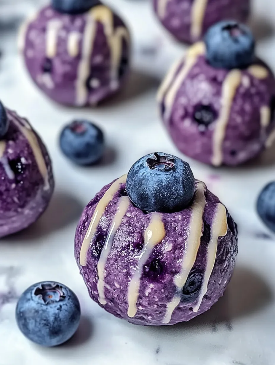 Ein lila Dessert mit Heidelbeeren obendrauf.