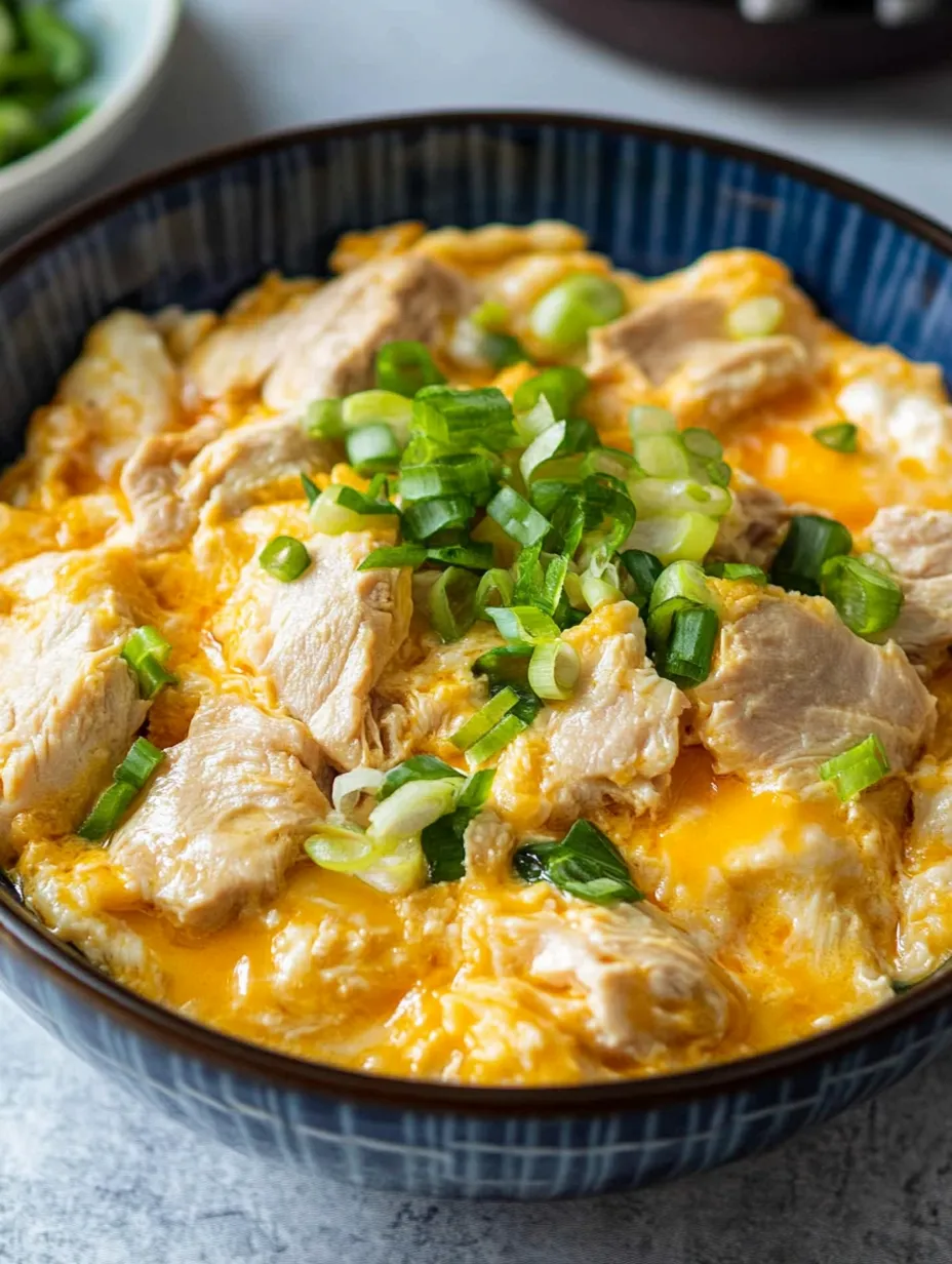 Eine Schüssel Essen mit Frühlingszwiebeln obendrauf.