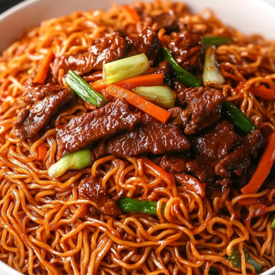Eine Schale mit Nudeln, Fleisch und Gemüse.