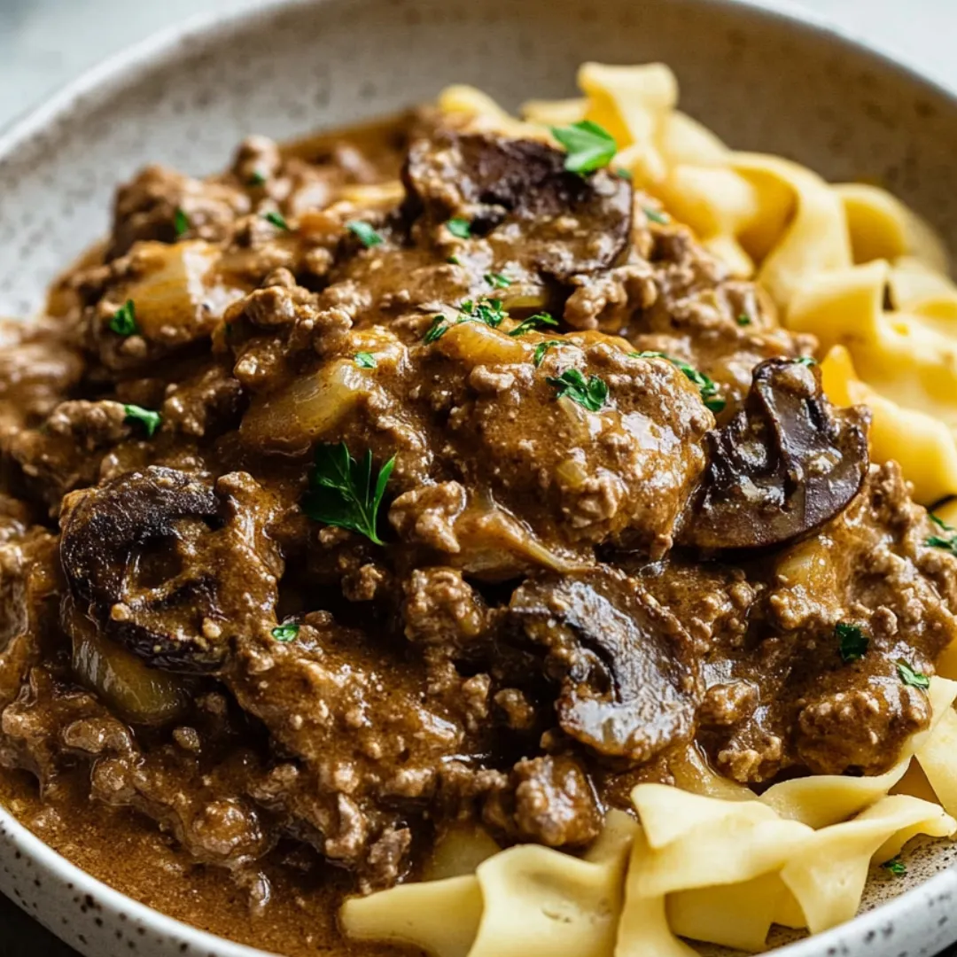 Eine Schüssel mit Nudeln und Hackfleisch.