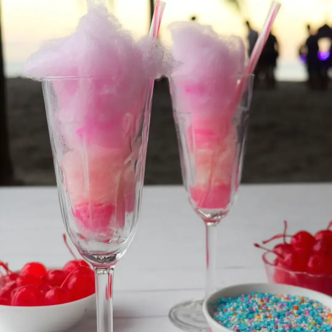 Zwei Gläser gefüllt mit fluffig pinker Zuckerwatte.