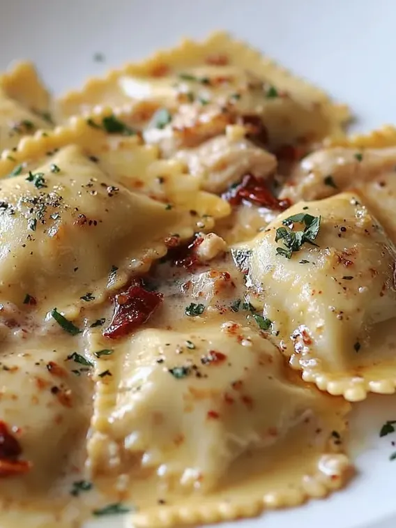 Ein Teller Pasta mit Fleisch und Käse.