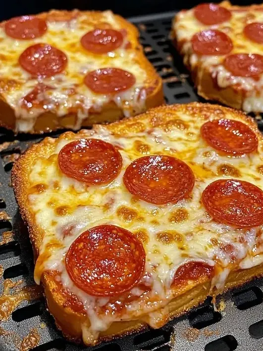 Eine Pizza mit Pepperoni auf einem Grillrost.