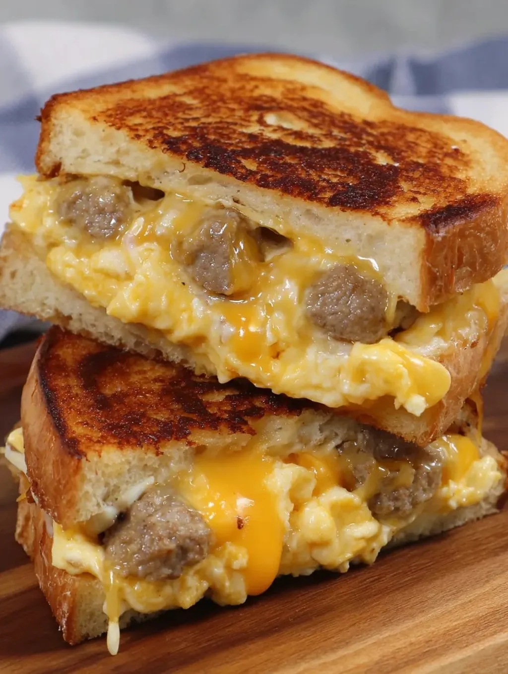 Sandwich mit Käse und Bratwurst.