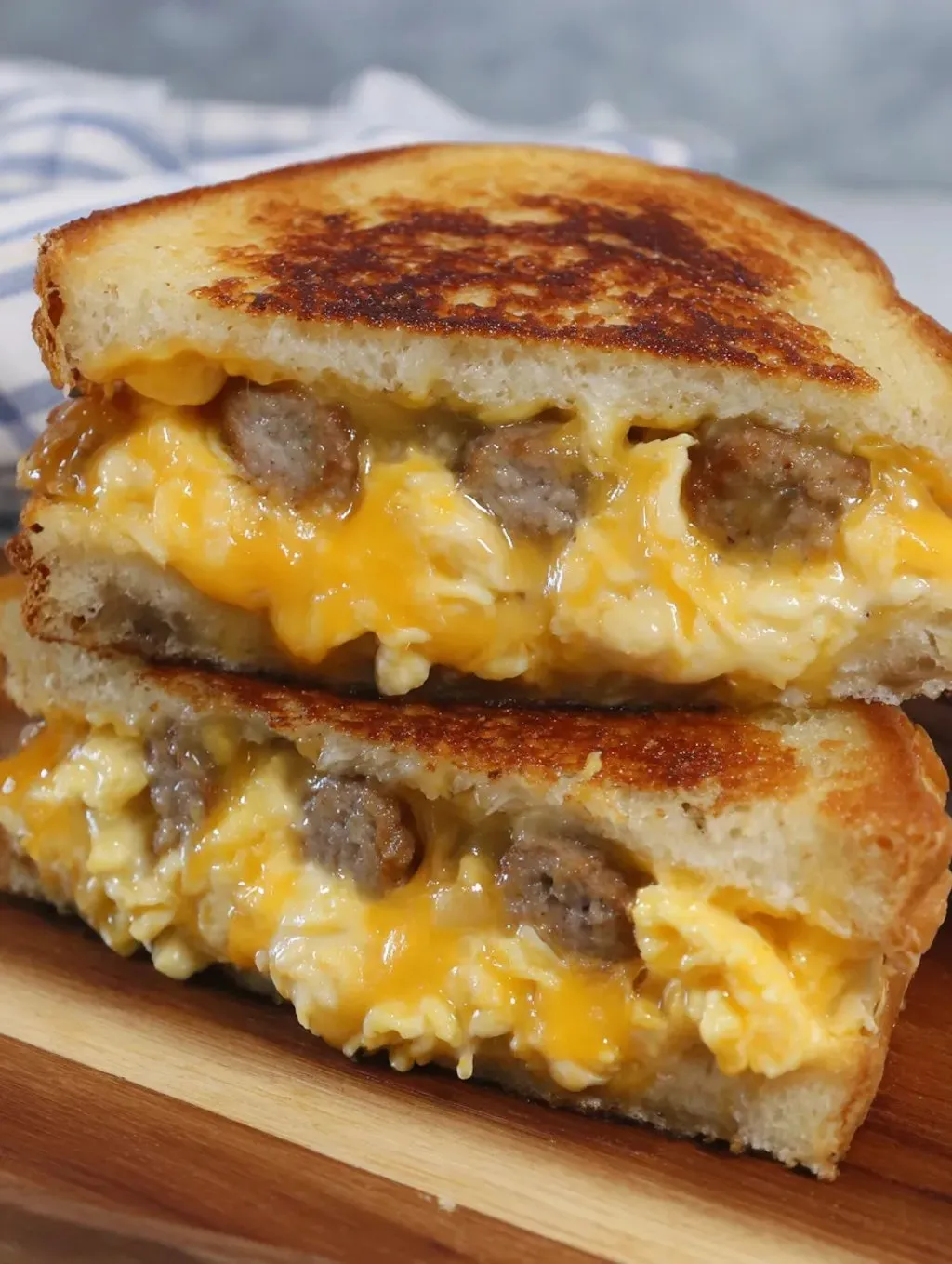 Sandwich mit Käse und Bratwurst.