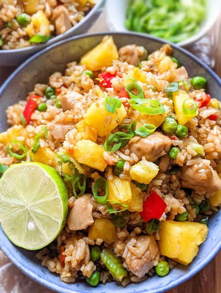 Schüssel Reis mit Huhn und Ananas.