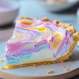 Ein Stück Kuchen mit Regenbogenfarben.