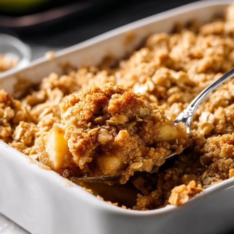 Eine weiße Schale mit Essen und einem Löffel darin.