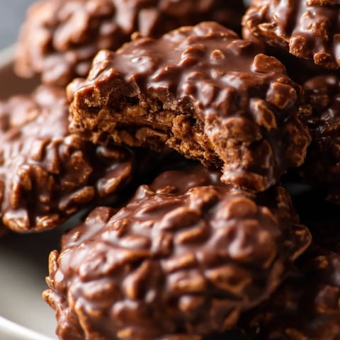 Ein Teller mit schokoladenüberzogenem Rosinenkuchen.