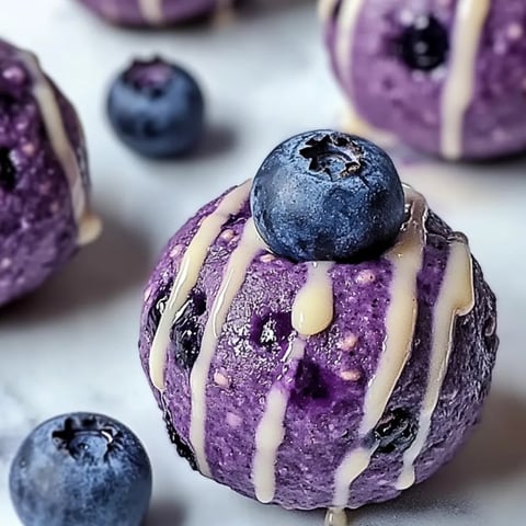 Ein lila Dessert mit Blaubeeren und einem Karamell-Topping.