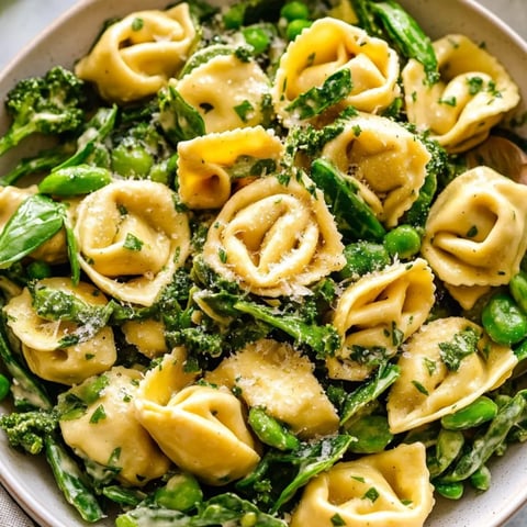 Eine Schüssel Pasta mit grünen Bohnen und Käse.