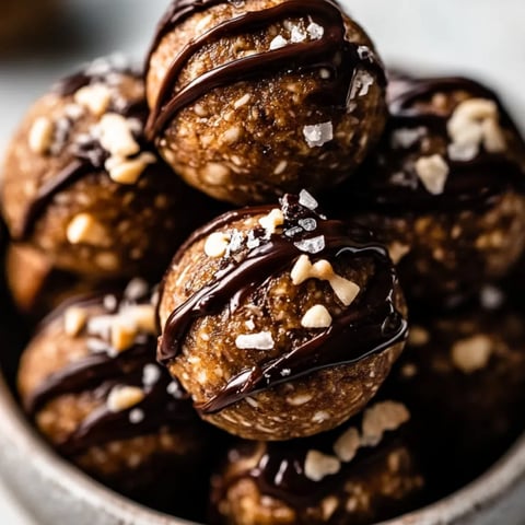 Mit Schokolade verzierte Bällchen mit Nüssen.