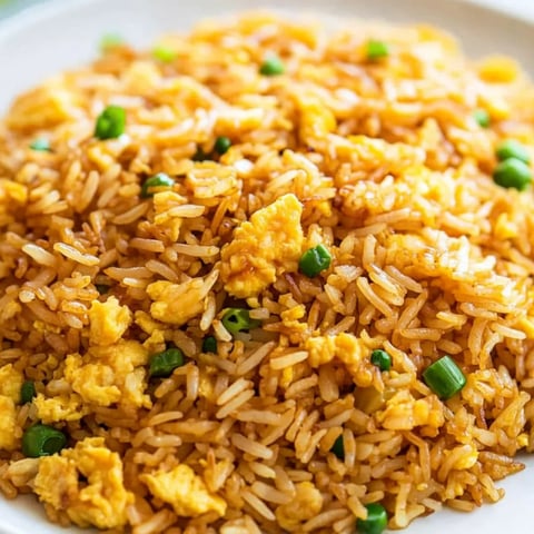 Ein Teller Reis mit Paprika und Eiern.