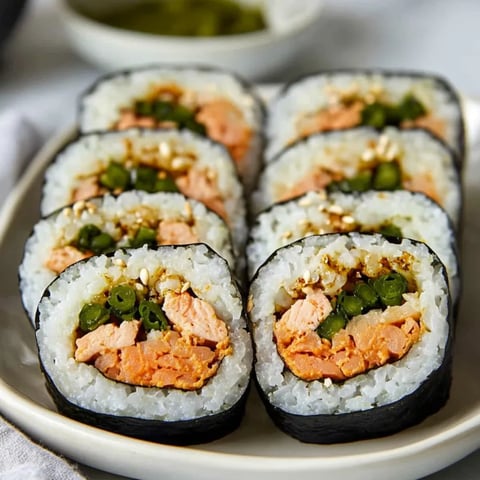 Ein Teller mit Sushi aus Reis und Meeresfrüchten.