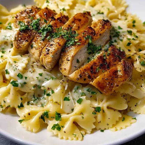 Ein Teller Pasta mit Hähnchen und Kräutern.