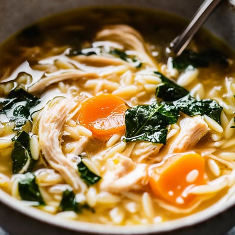 Eine Schüssel Suppe mit Huhn und Gemüse.