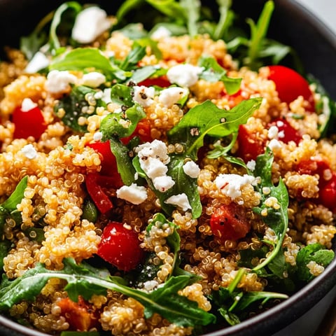 Eine Schale mit Reis, Tomaten und Käse.