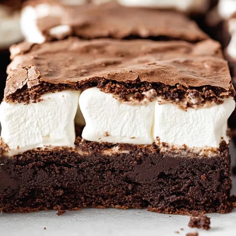 Ein Stück Schokoladenkuchen mit weißem Frosting.