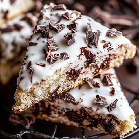 Ein Stück Gebäck mit Schokolade und weißer Glasur.