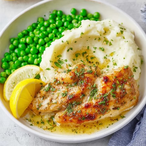 Ein Schüsselgericht mit Huhn, Kartoffeln und Erbsen.