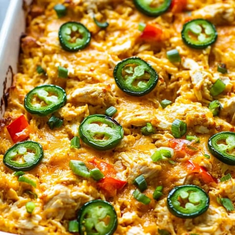 Ein Teller mit Hähnchen, Paprika und Jalapeños.