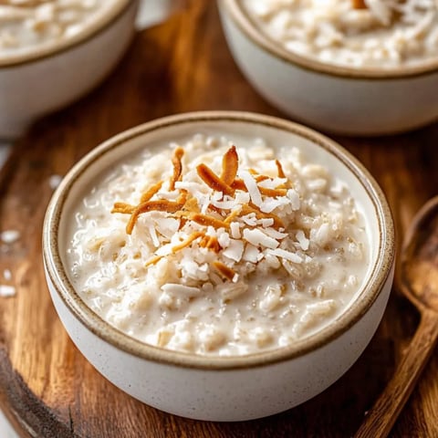 Eine Schale Milchreis mit Kokosflocken oben drauf.