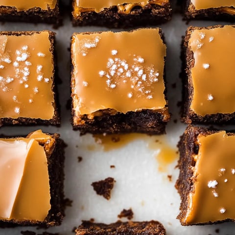 Nahaufnahme eines Brownies mit Karamellguss.