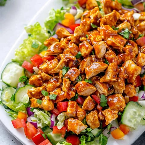 Ein Teller voller Huhn und Gemüse.