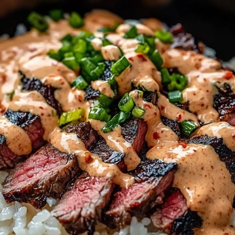 Steak mit Sauce und Reis.