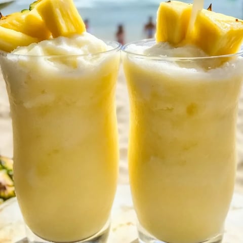 Zwei Gläser mit Ananasgetränk.