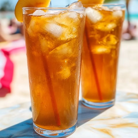Zwei Gläser Eistee auf dem Tisch.