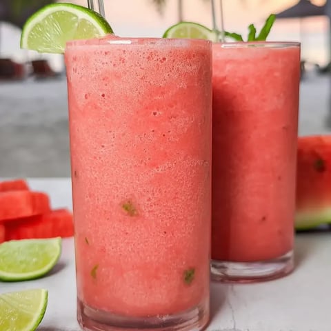 Zwei Gläser mit knalligem pinken Frucht-Smoothie gefüllt.