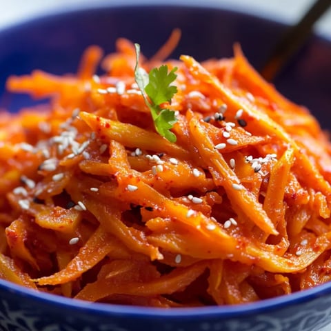 Eine Schüssel bunt angerichtetes Essen mit grünem Topping.
