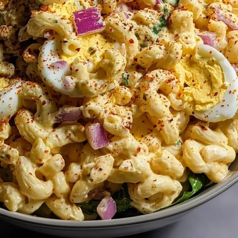 Eine Schüssel Makkaroni mit Ei und zartem Käse.