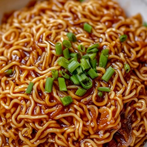 Eine Schale Nudeln mit Frühlingszwiebeln obendrauf.