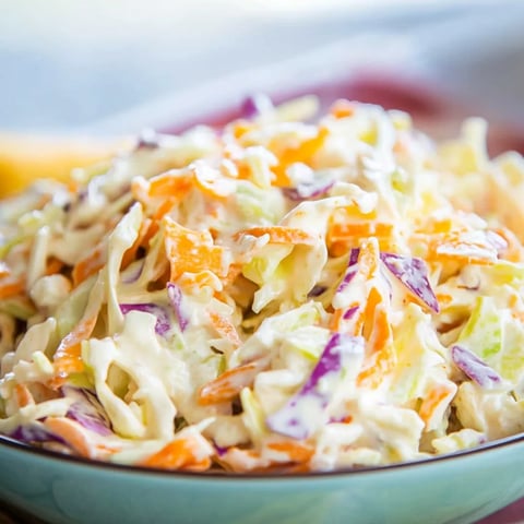 Schüssel mit Krautsalat.