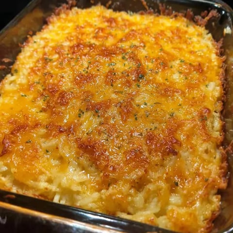 Eine Auflaufform voll mit Käse und Gewürzen.