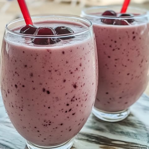 Zwei Gläser mit Beerensmoothie.