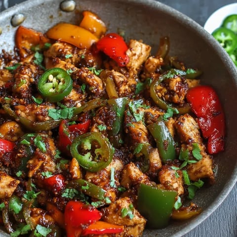 Eine Pfanne mit Gemüse und Zwiebeln.