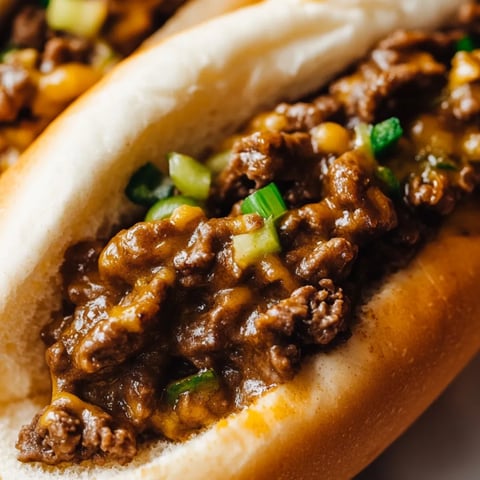 Ein Hotdog mit Chili und Zwiebeln.