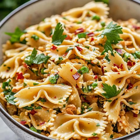 Eine Schüssel Nudeln mit Paprika und Kräutern.