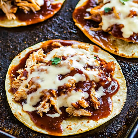 Ein Teller voll mit Fleisch und oben drauf viel Käse.