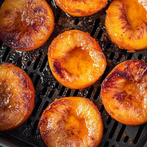 In Scheiben geschnittene Pfirsiche auf einem Grill.